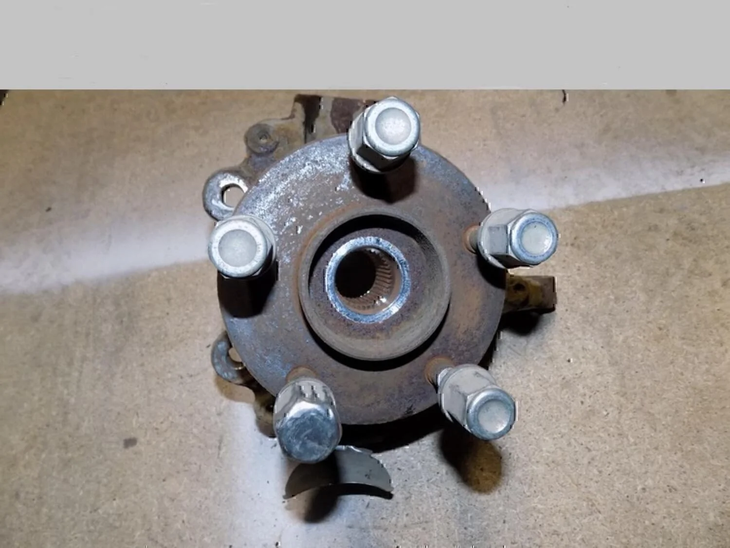 Кулак поворотный передний левый Focus II 2005-2008