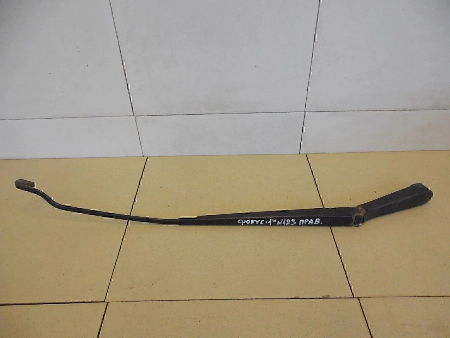 Поводок стеклоочистителя передний правый Focus I 1998-2004