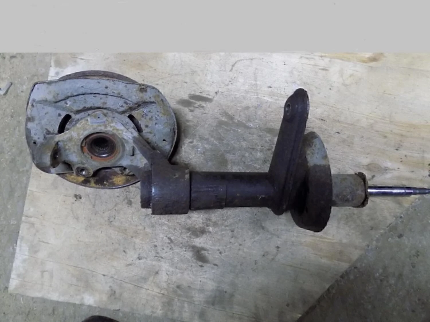 Кулак поворотный передний левый Nexia 1995-2016