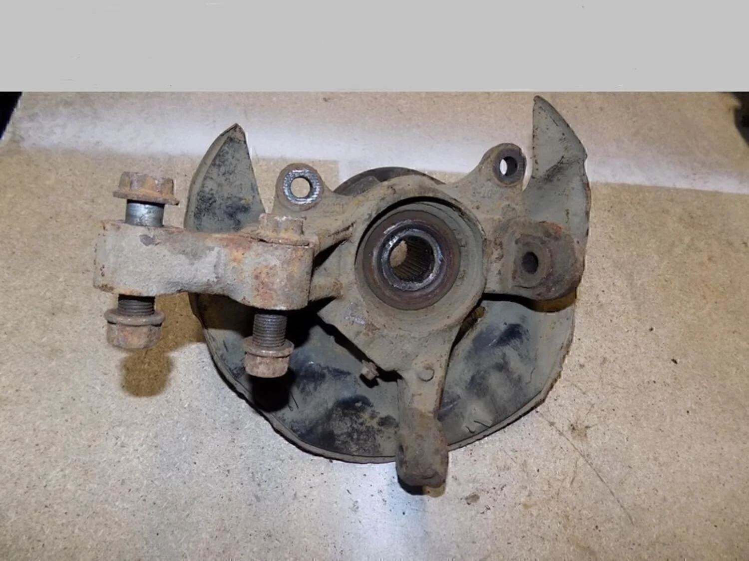 Кулак поворотный передний левый Corolla E12 2001-2006