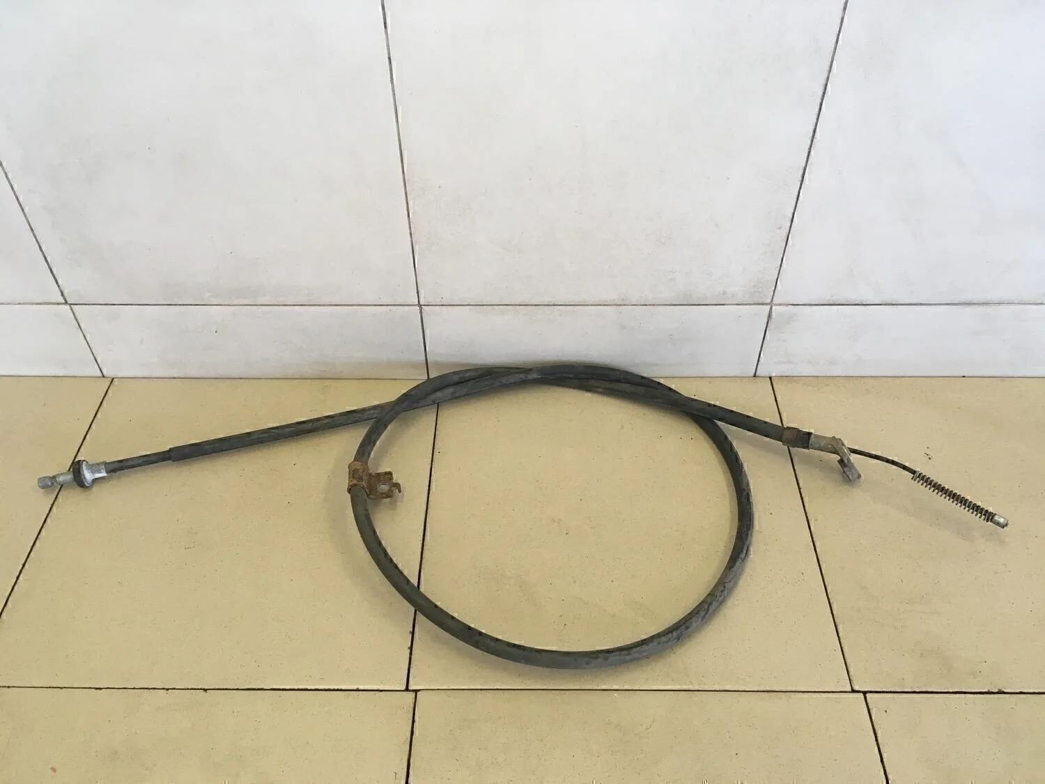 Трос стояночного тормоза правый Tiida (C11) 2007-2014