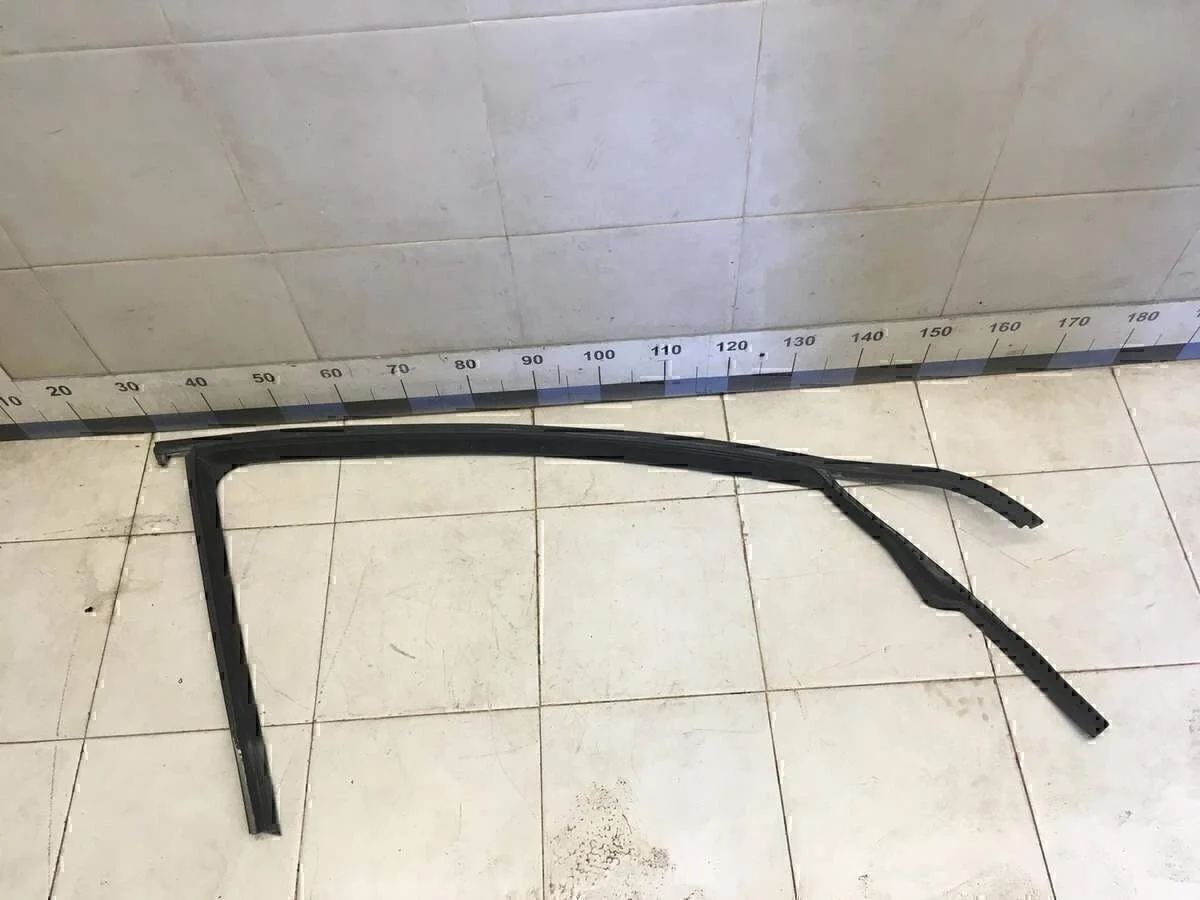 Уплотнитель стекла двери Golf VI 2009-2012