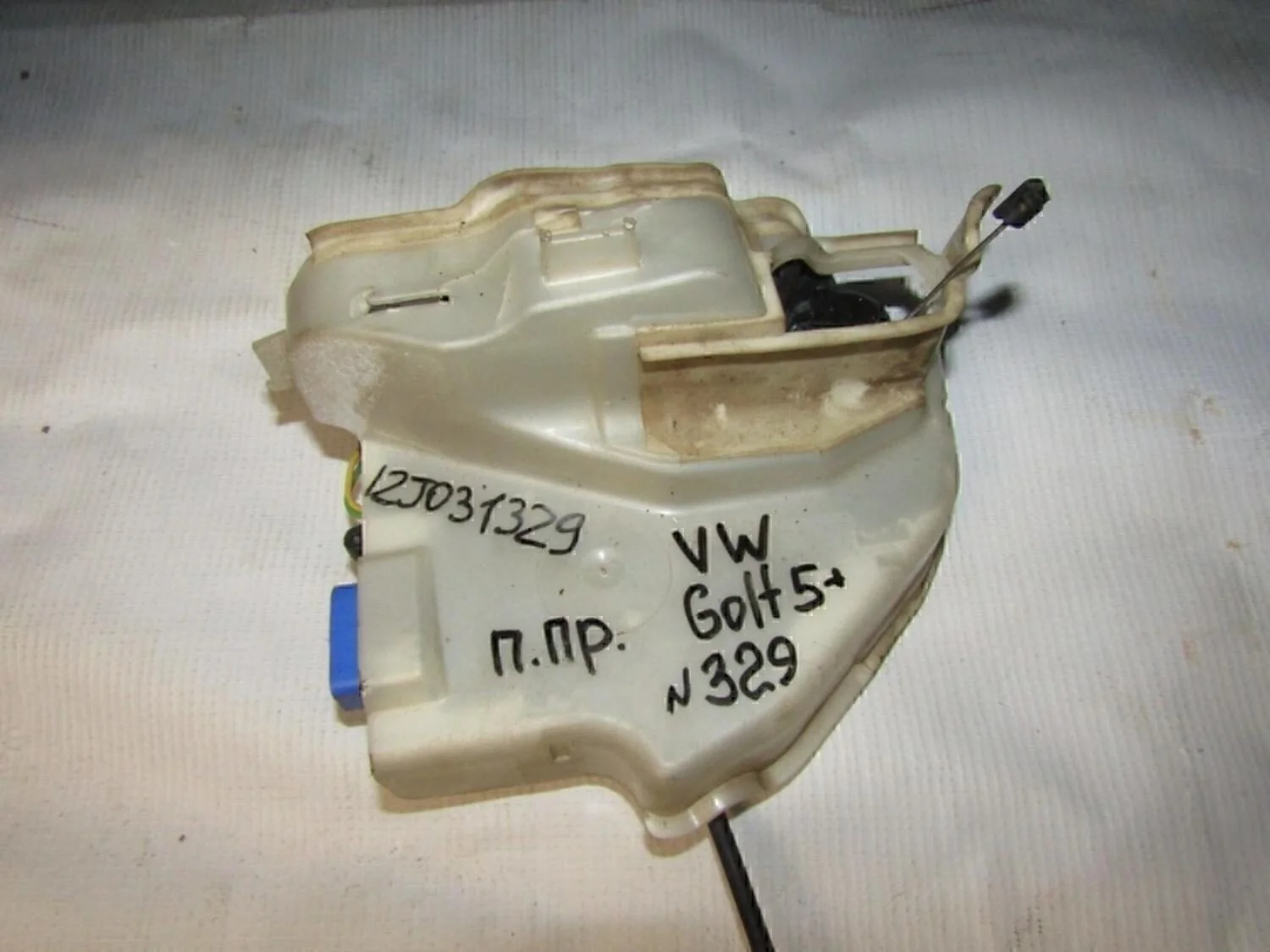 Замок двери передней правой Touareg 2002-2010