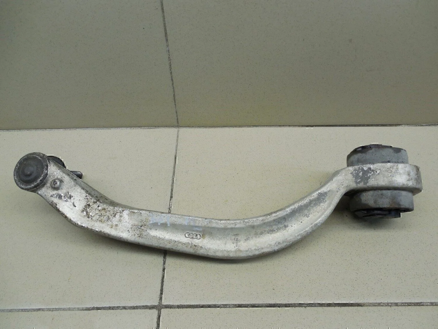 Рычаг передний нижний левый задний A4 [B5] 1994-2000