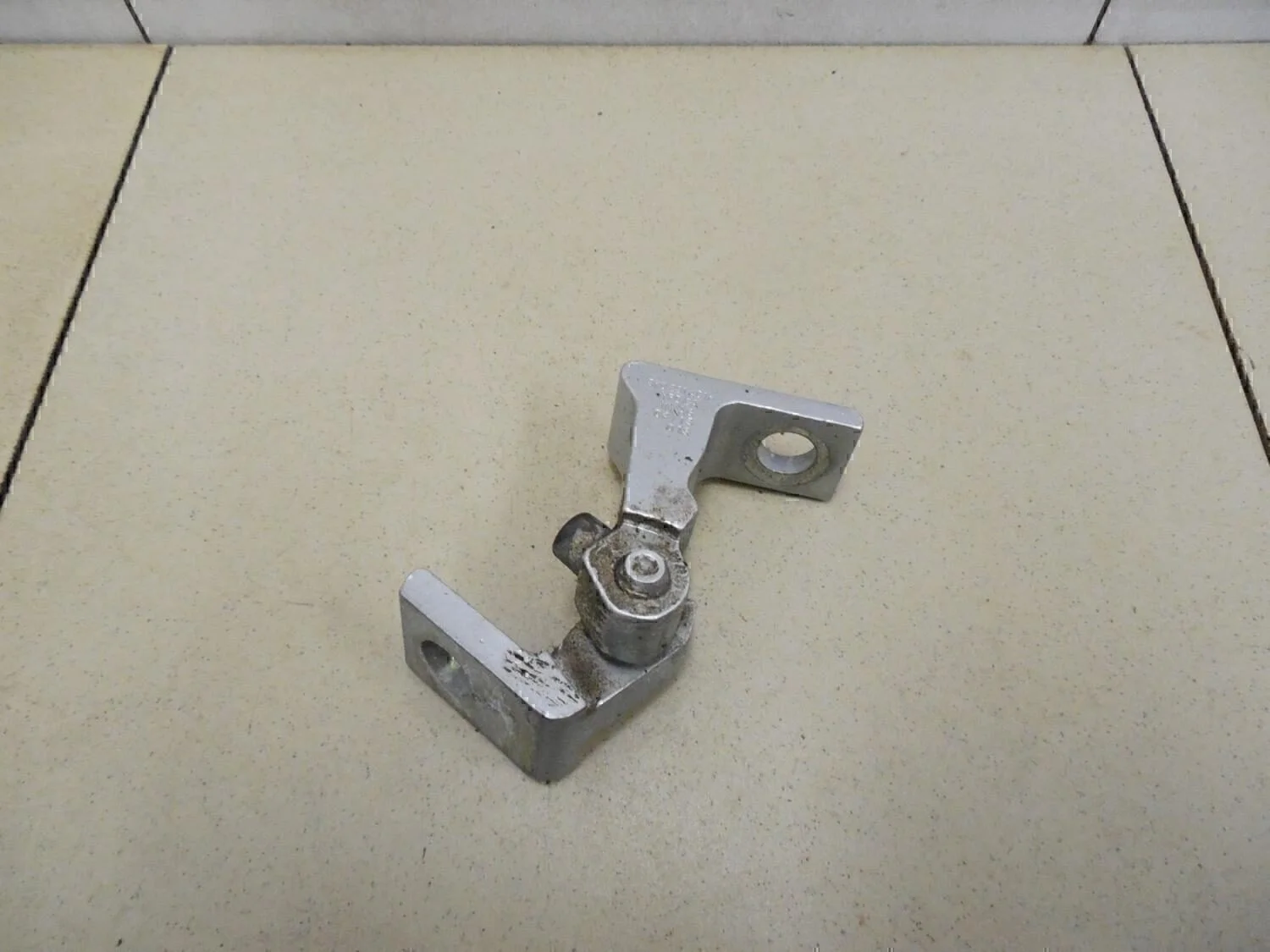 Петля двери Jetta 2011>