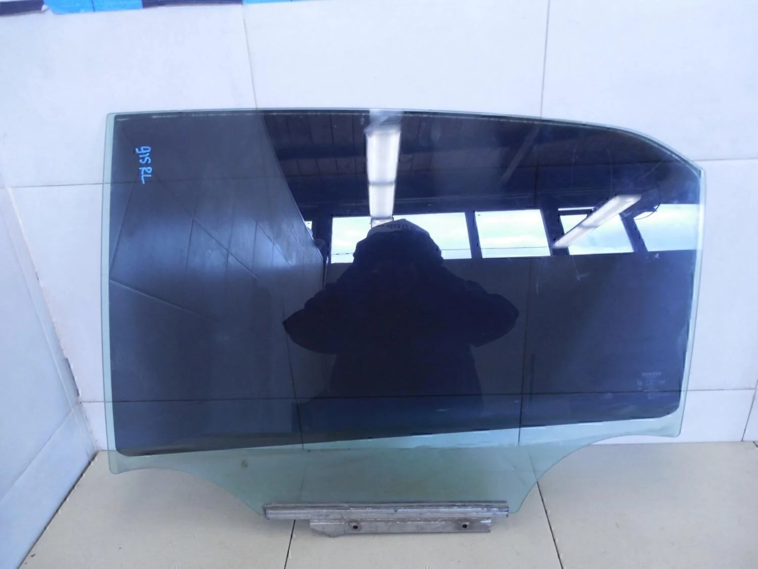 Стекло двери задней левой Corolla E15 2006-2013