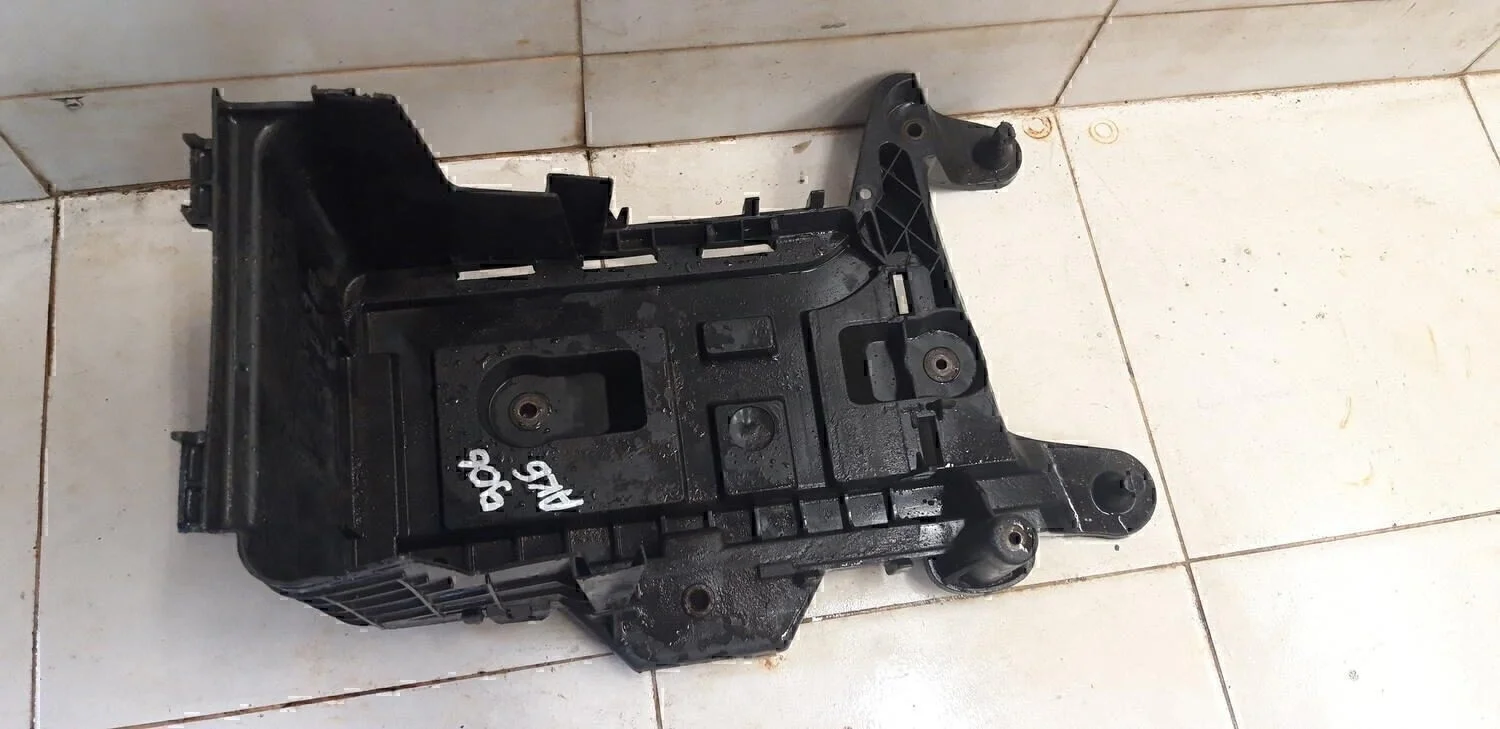 Крепление АКБ (корпус/подставка) Golf V 2003-2009