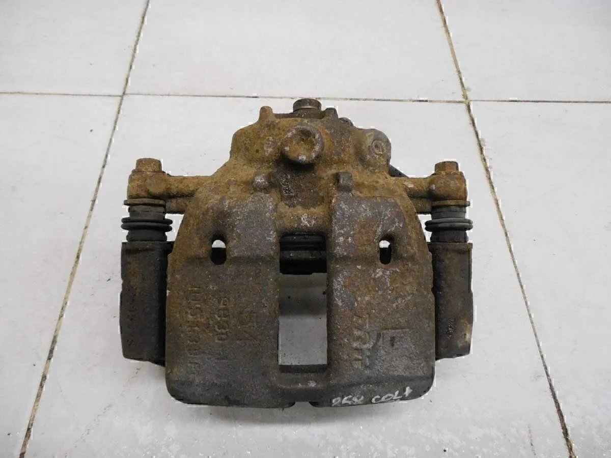 Суппорт передний левый Colt (Z3) 2004-2012