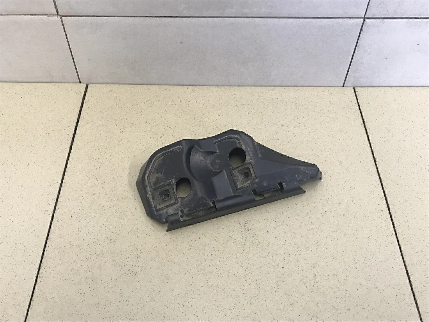 Направляющая переднего бампера левая V50 2004-2012