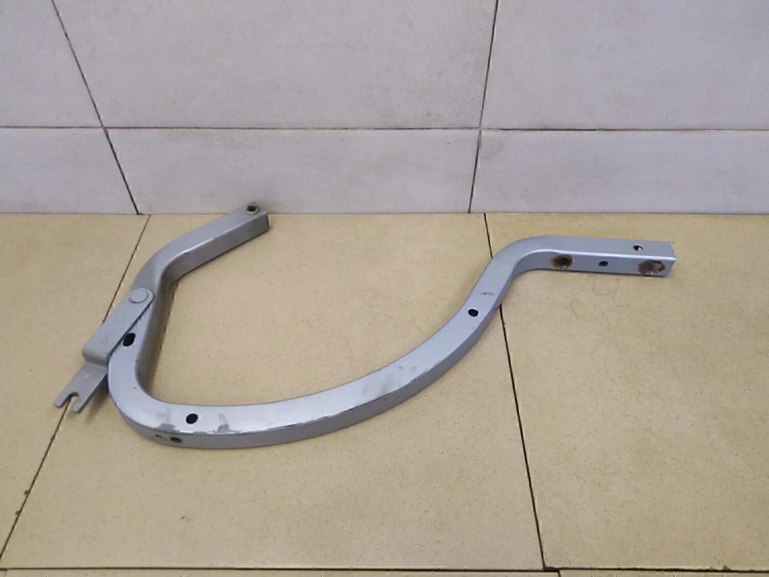 Петля крышки багажника Corolla E15 2006-2013