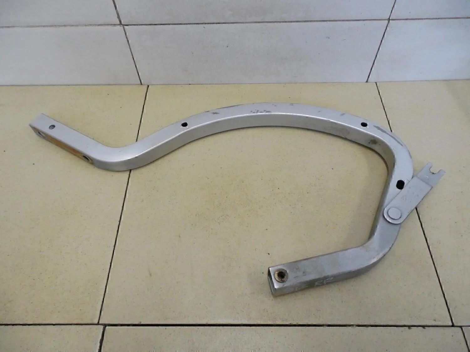 Петля крышки багажника Corolla E15 2006-2013