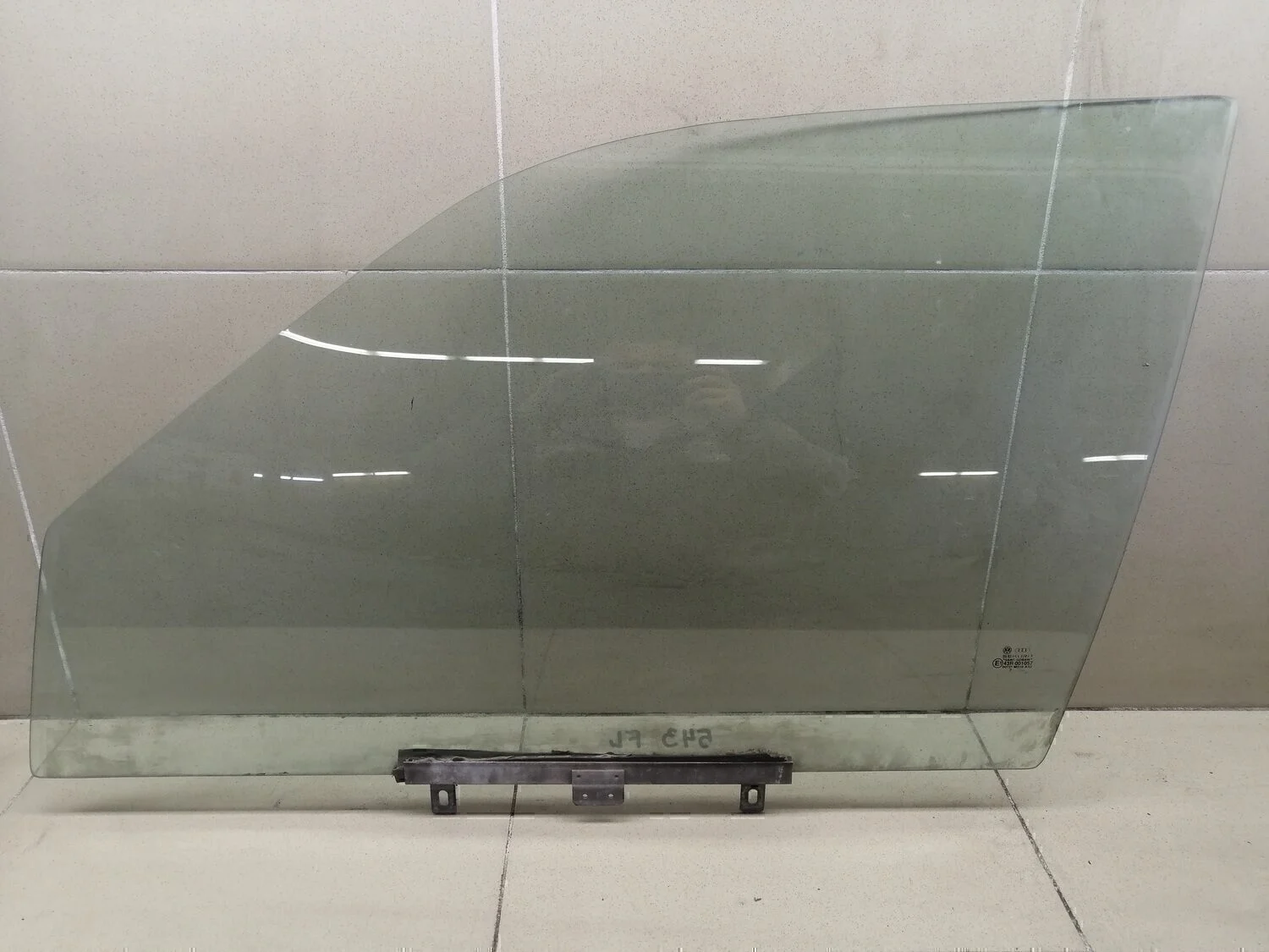 Стекло двери передней левой Passat [B3] 1988-1993
