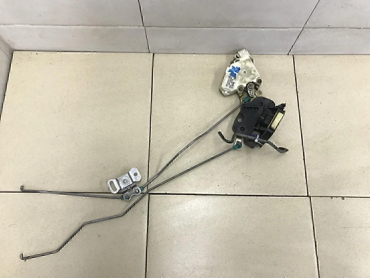 Замок двери передней правой Almera N16 2000-2006