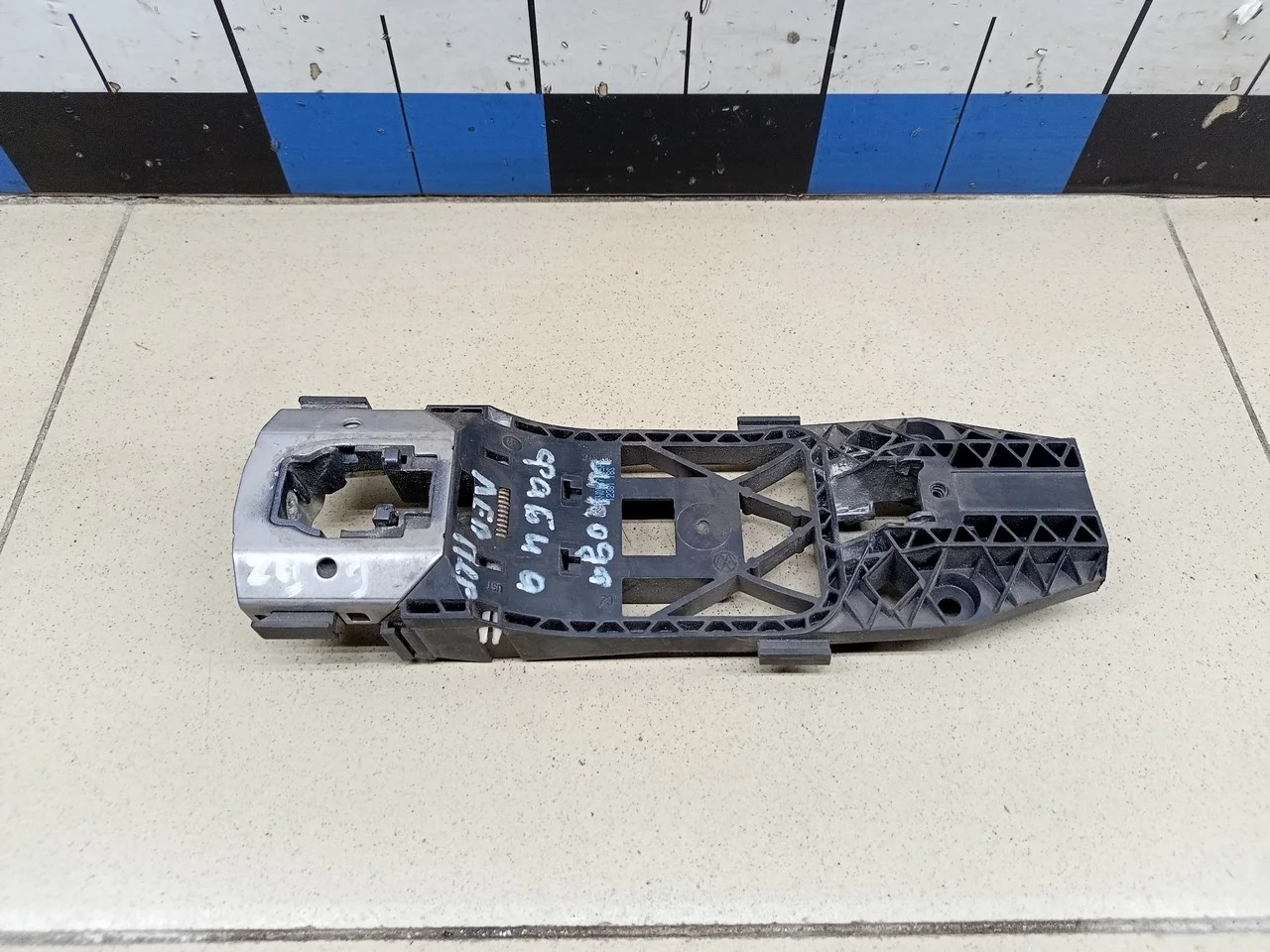 Кронштейн ручки Fabia 2007-2015