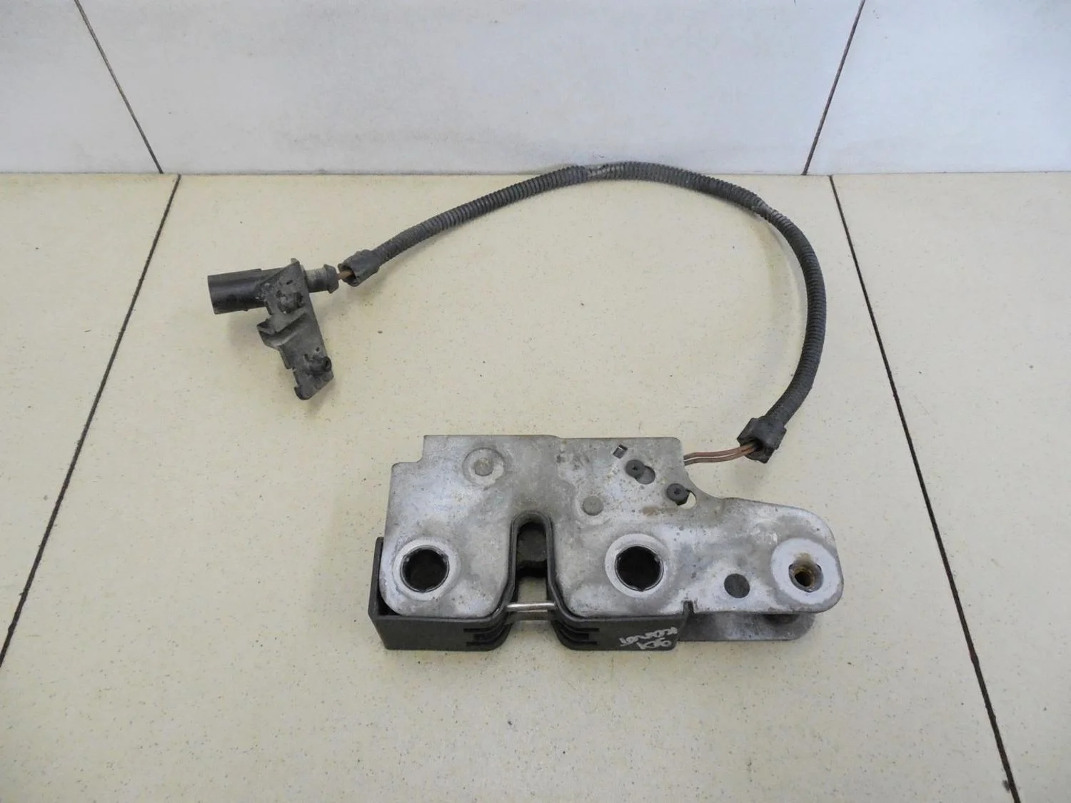 Замок капота Golf V 2003-2009