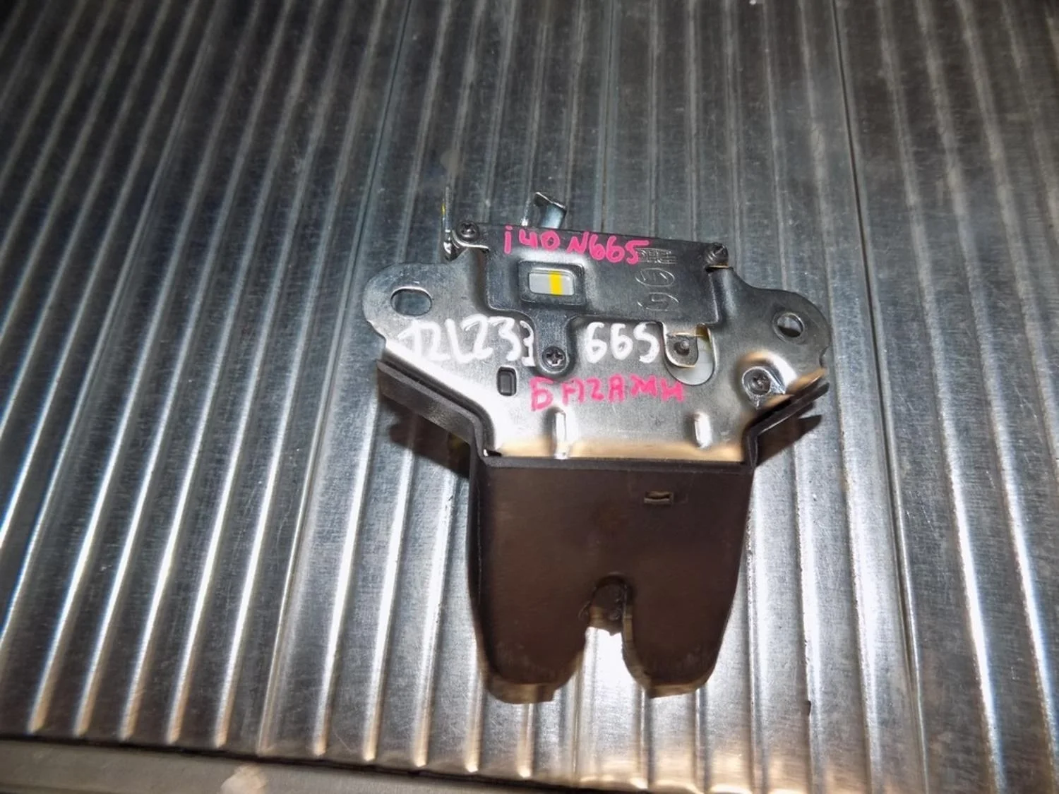 Замок багажника i40 2011>