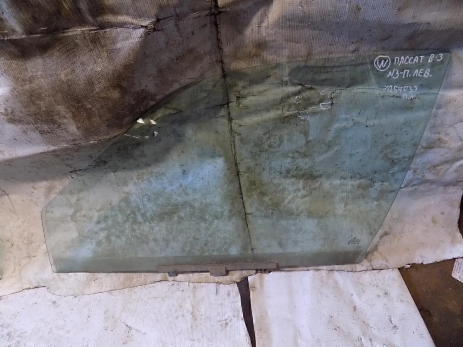 Стекло двери передней левой Passat [B3] 1988-1993