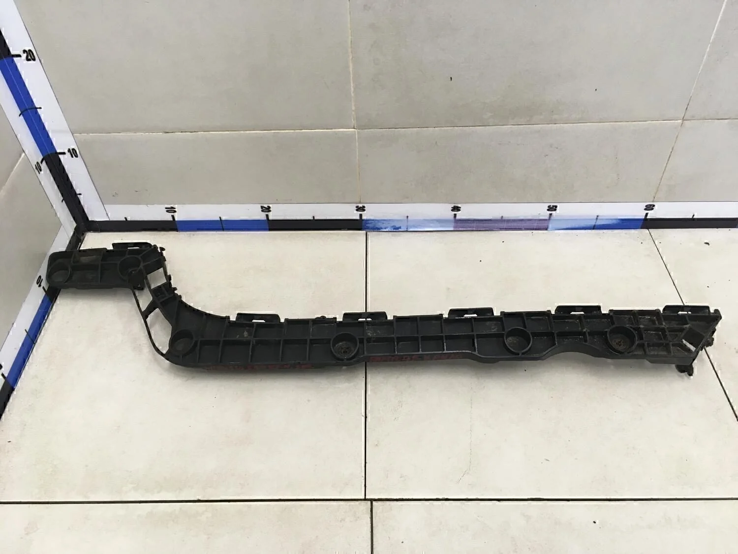 Направляющая заднего бампера правая LX 570