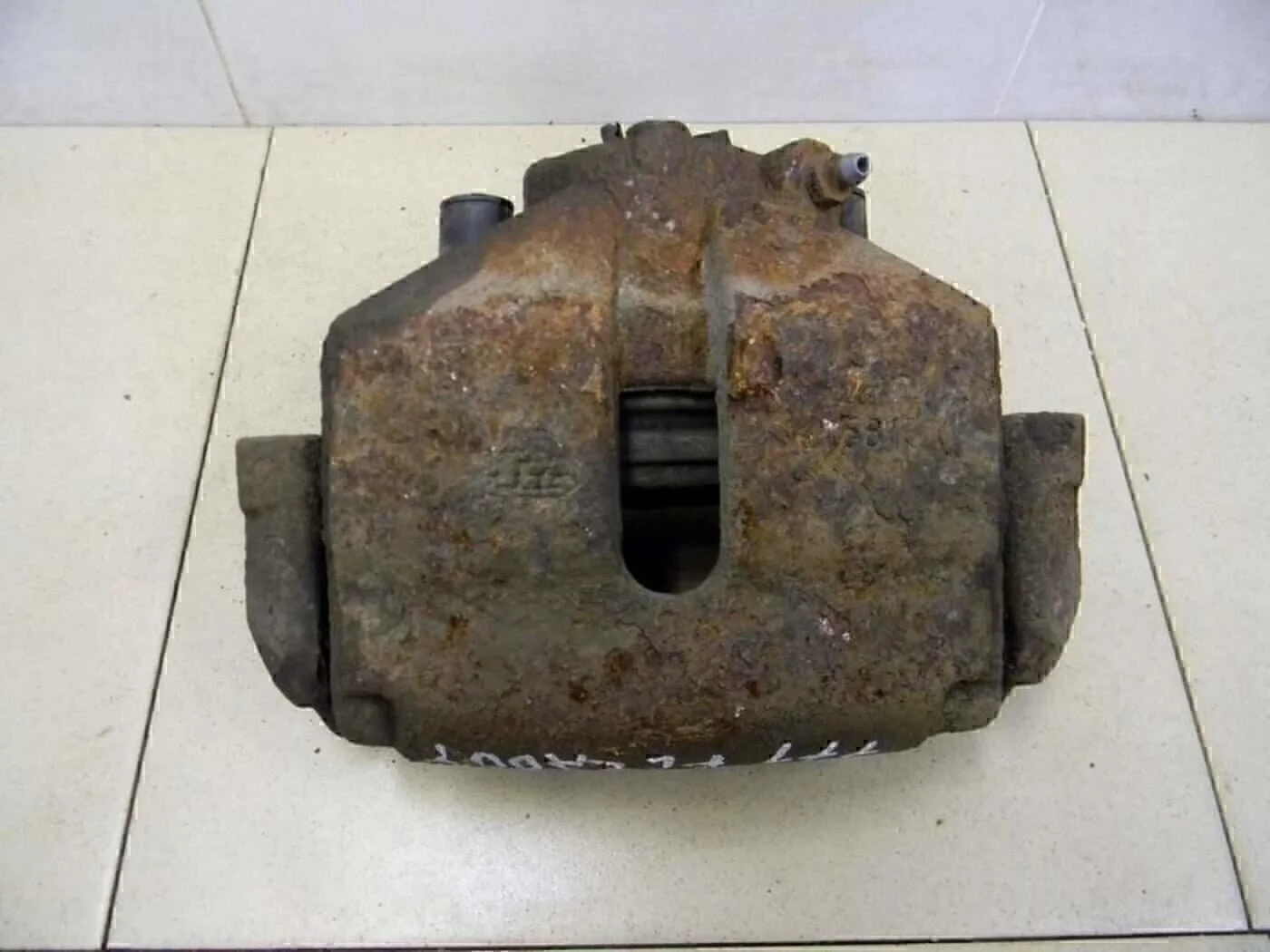 Суппорт передний левый Passat [B6] 2005-2010