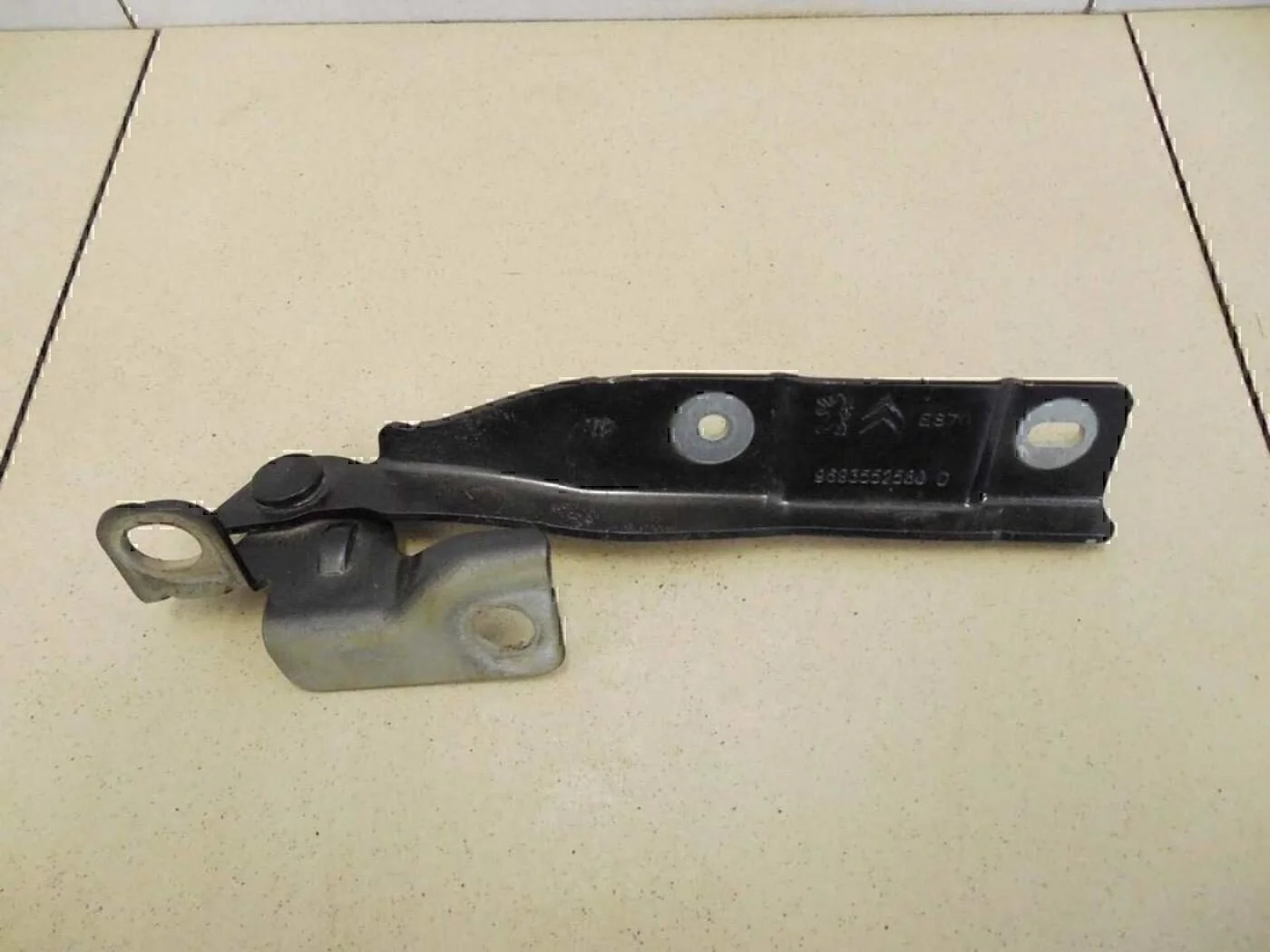 Петля капота левая C3 2009-2016