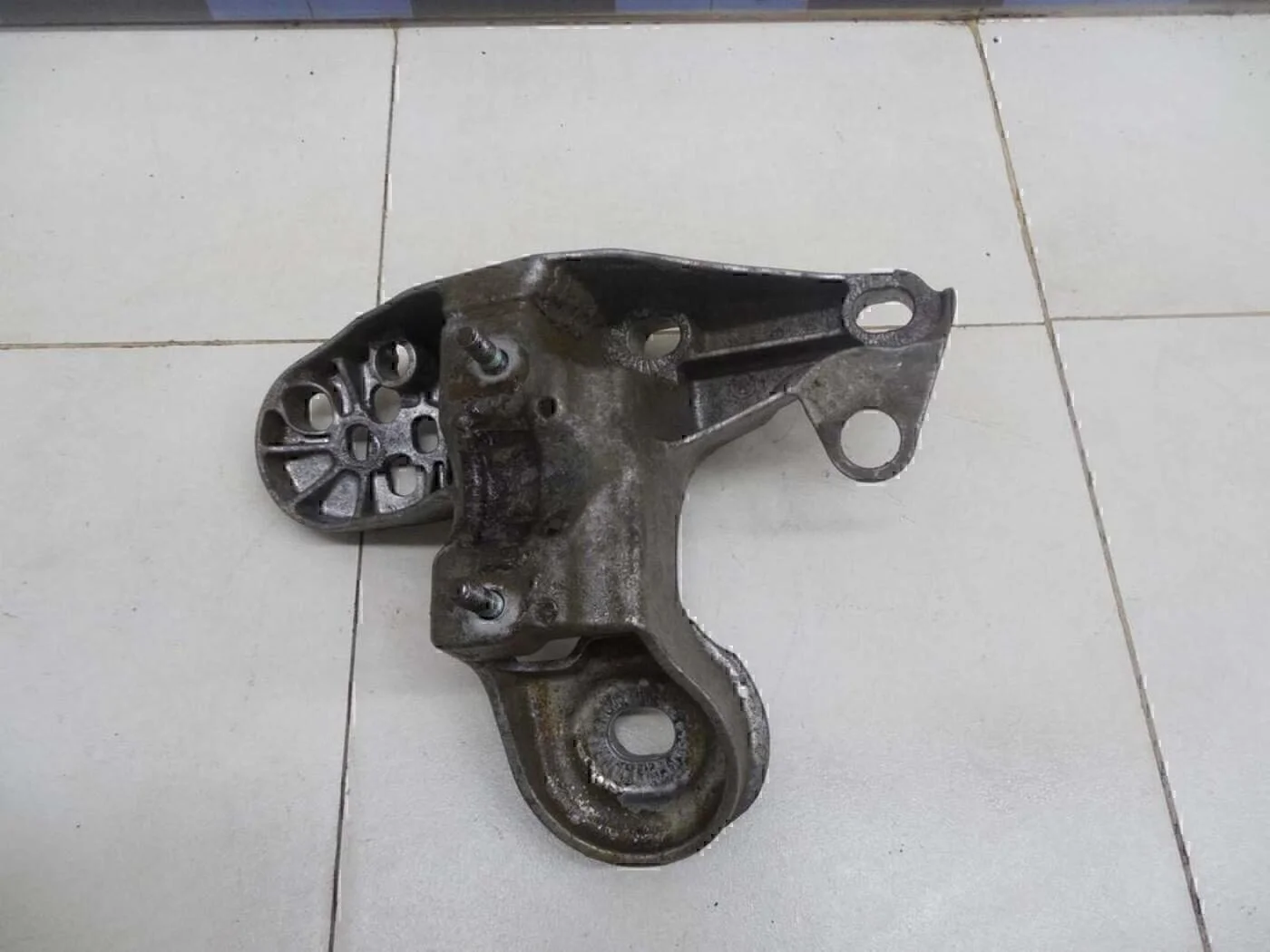 Кронштейн опоры двигателя A4 [B5] 1994-2000