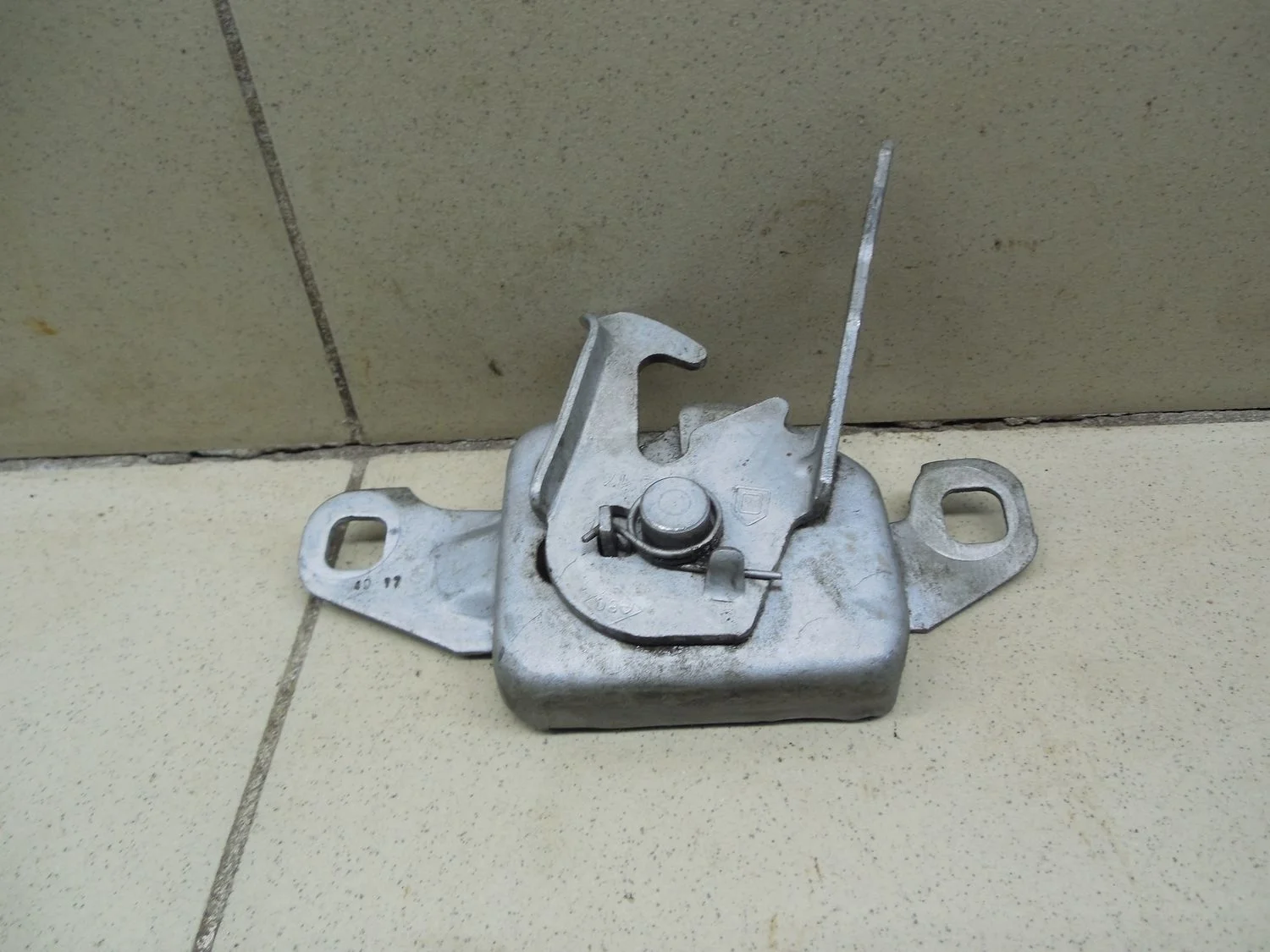 Замок капота Logan 2005-2014