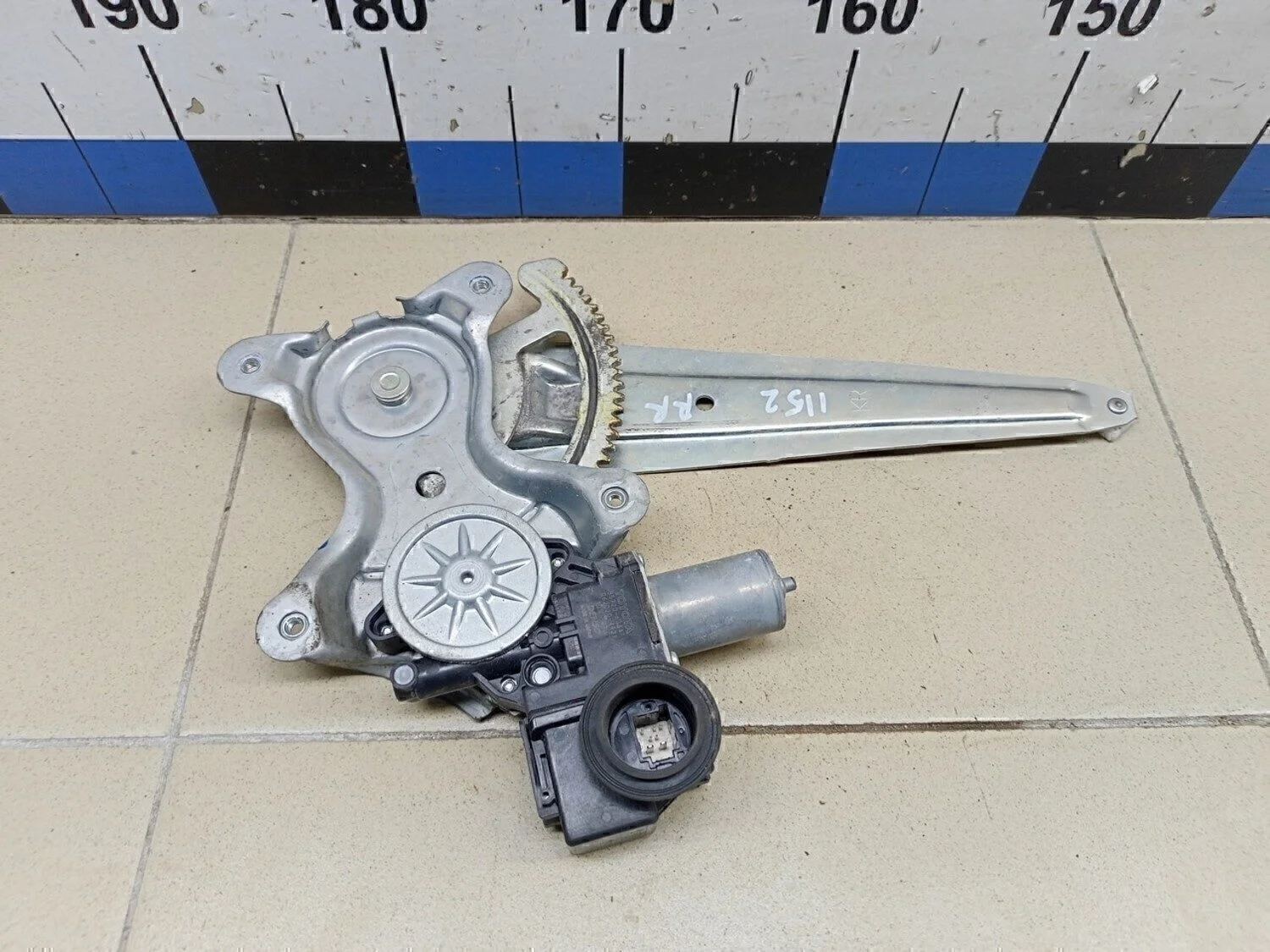 Стеклоподъемник электр. задний правый LX 570