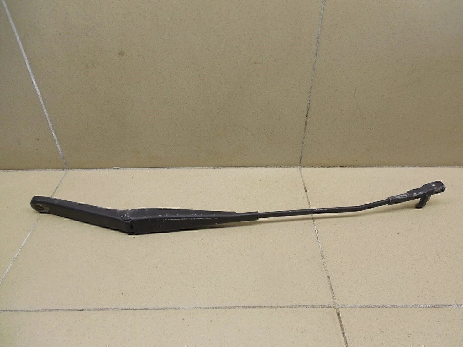 Поводок стеклоочистителя передний левый Focus II 2005-2008