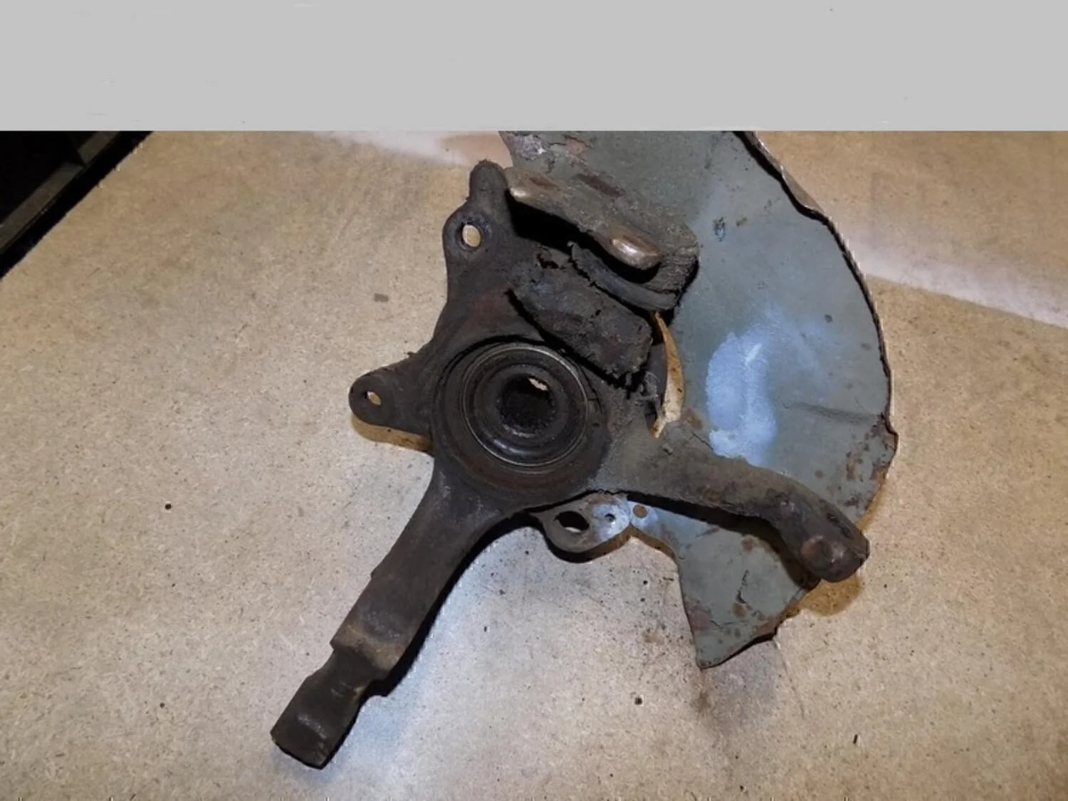 Кулак поворотный передний левый Golf II/Jetta II 1983-1992