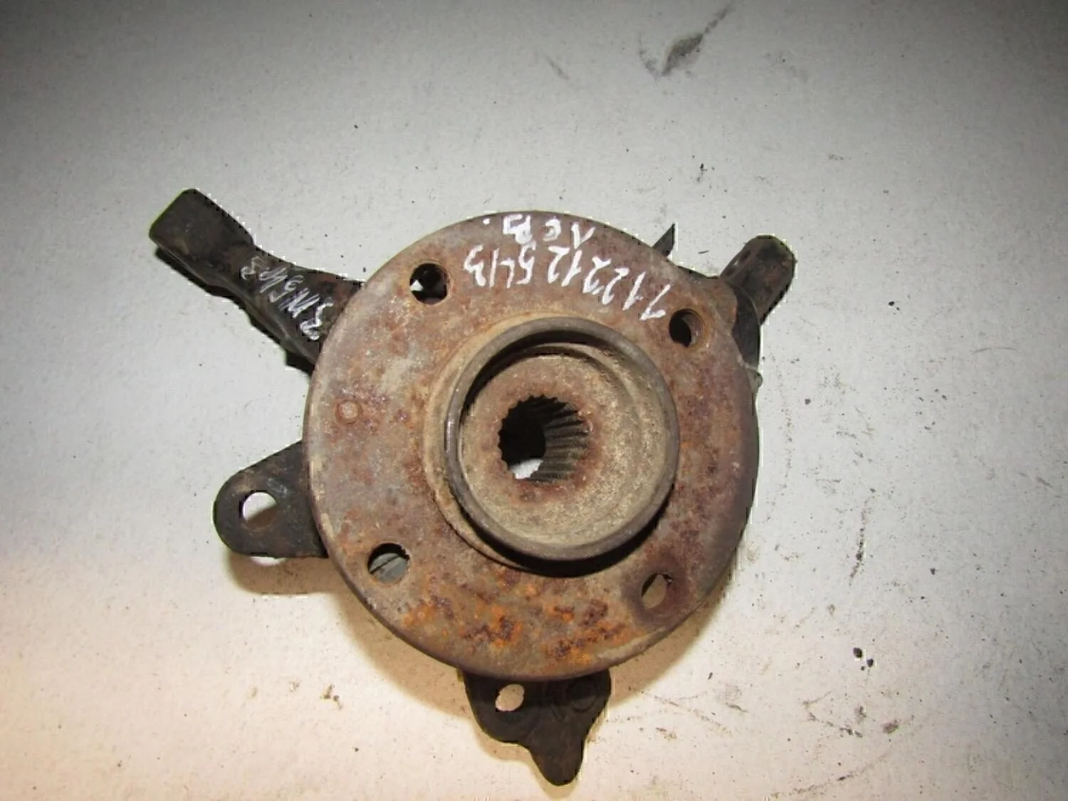 Кулак поворотный передний правый Golf II/Jetta II 1983-1992