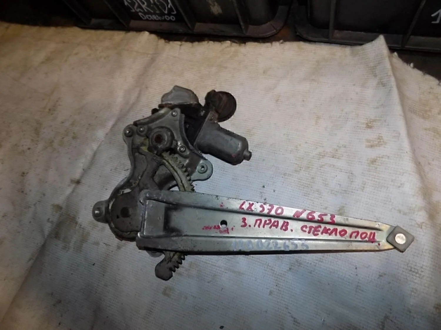 Стеклоподъемник электр. задний правый LX 570