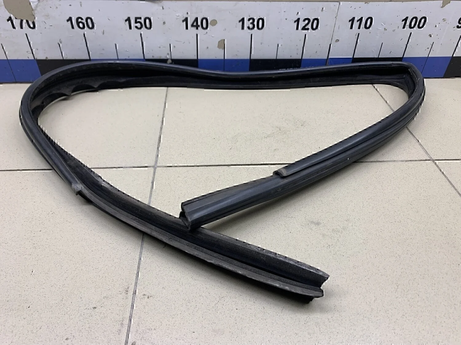 Уплотнитель стекла двери Logan 2005-2014