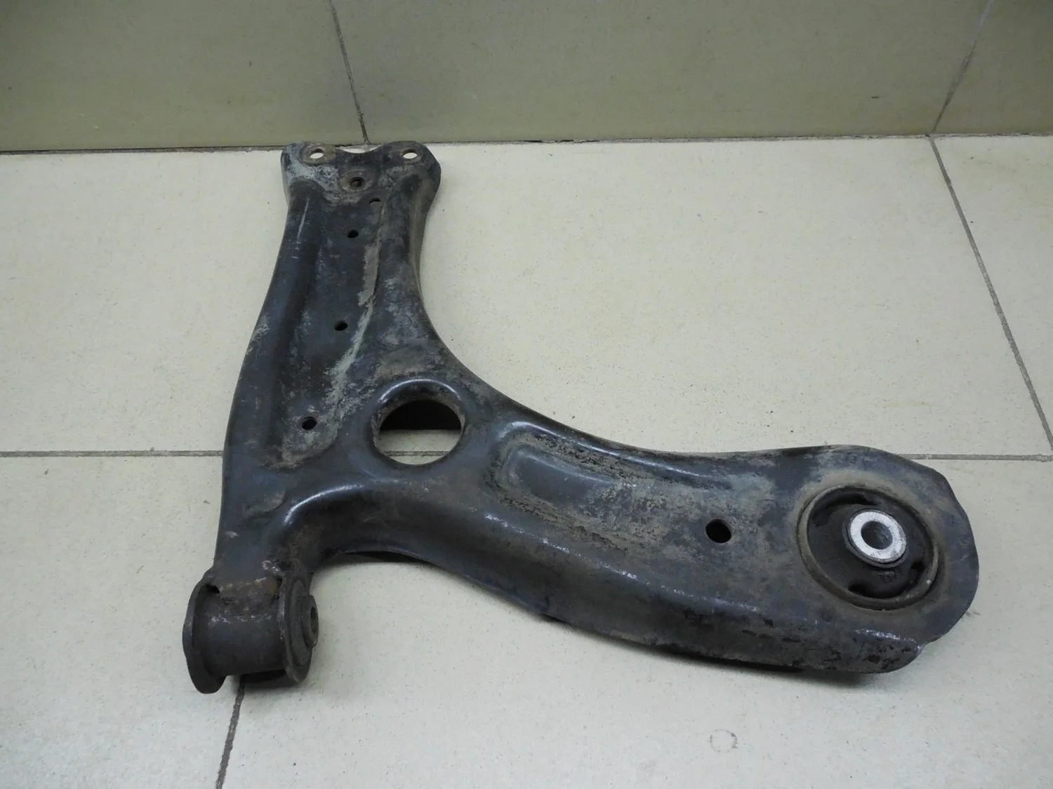 Рычаг передний правый Fabia 2007-2015