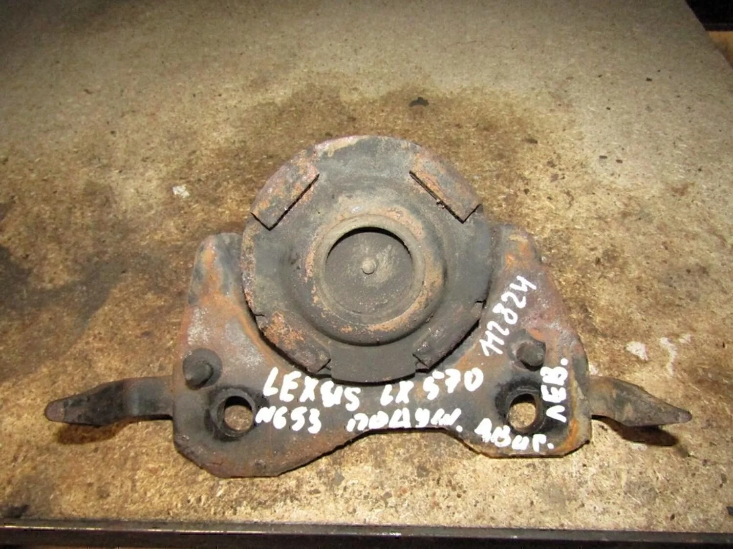 Опора двигателя левая LX 570