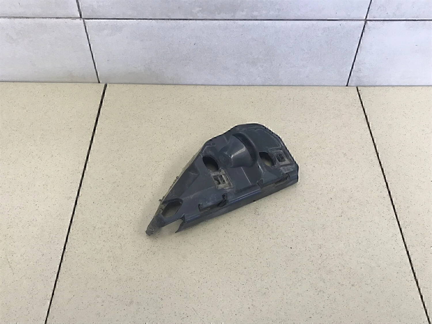 Направляющая заднего бампера правая V50 2004-2012