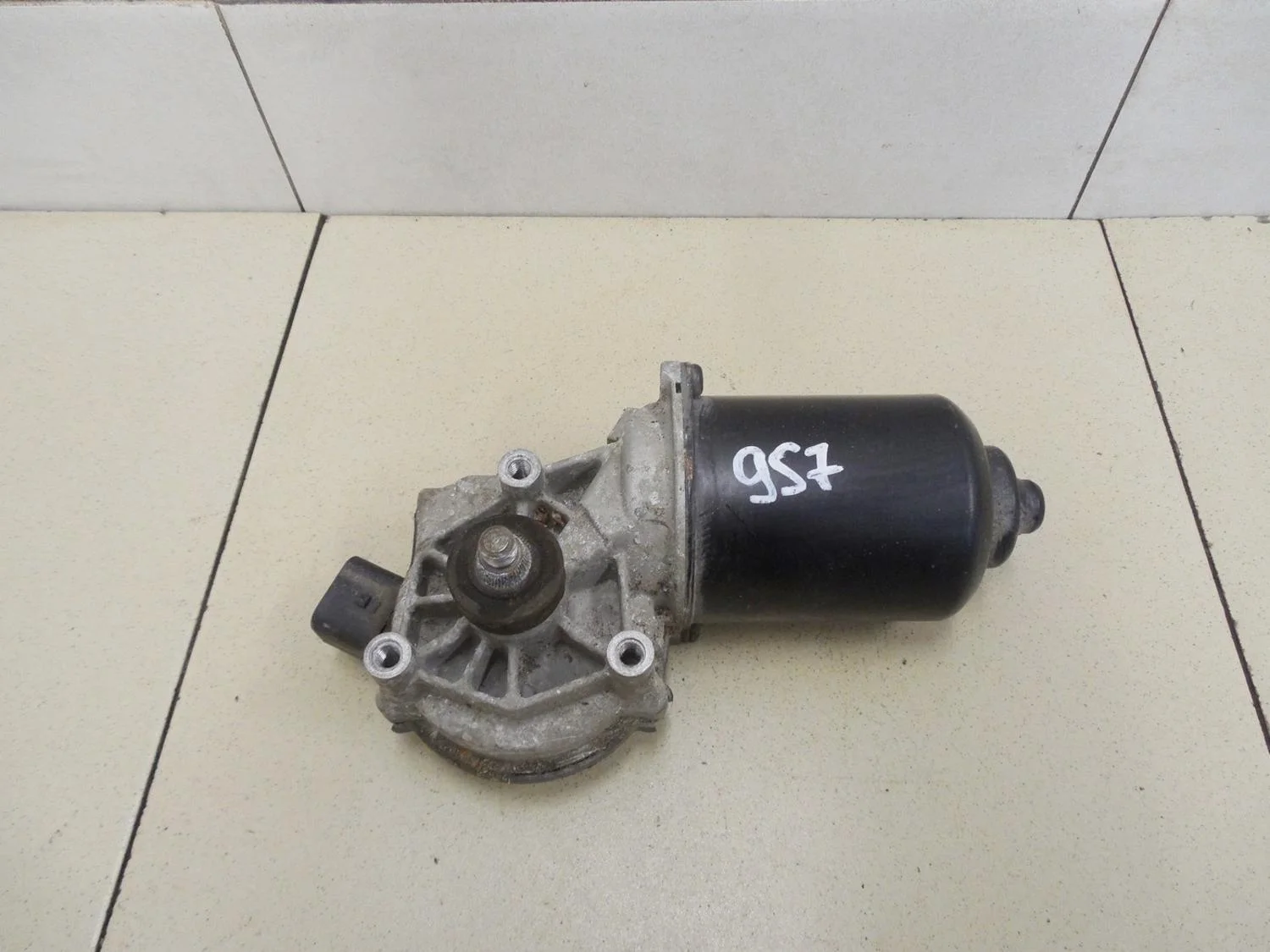 Моторчик стеклоочистителя передний Solaris 2010-2017