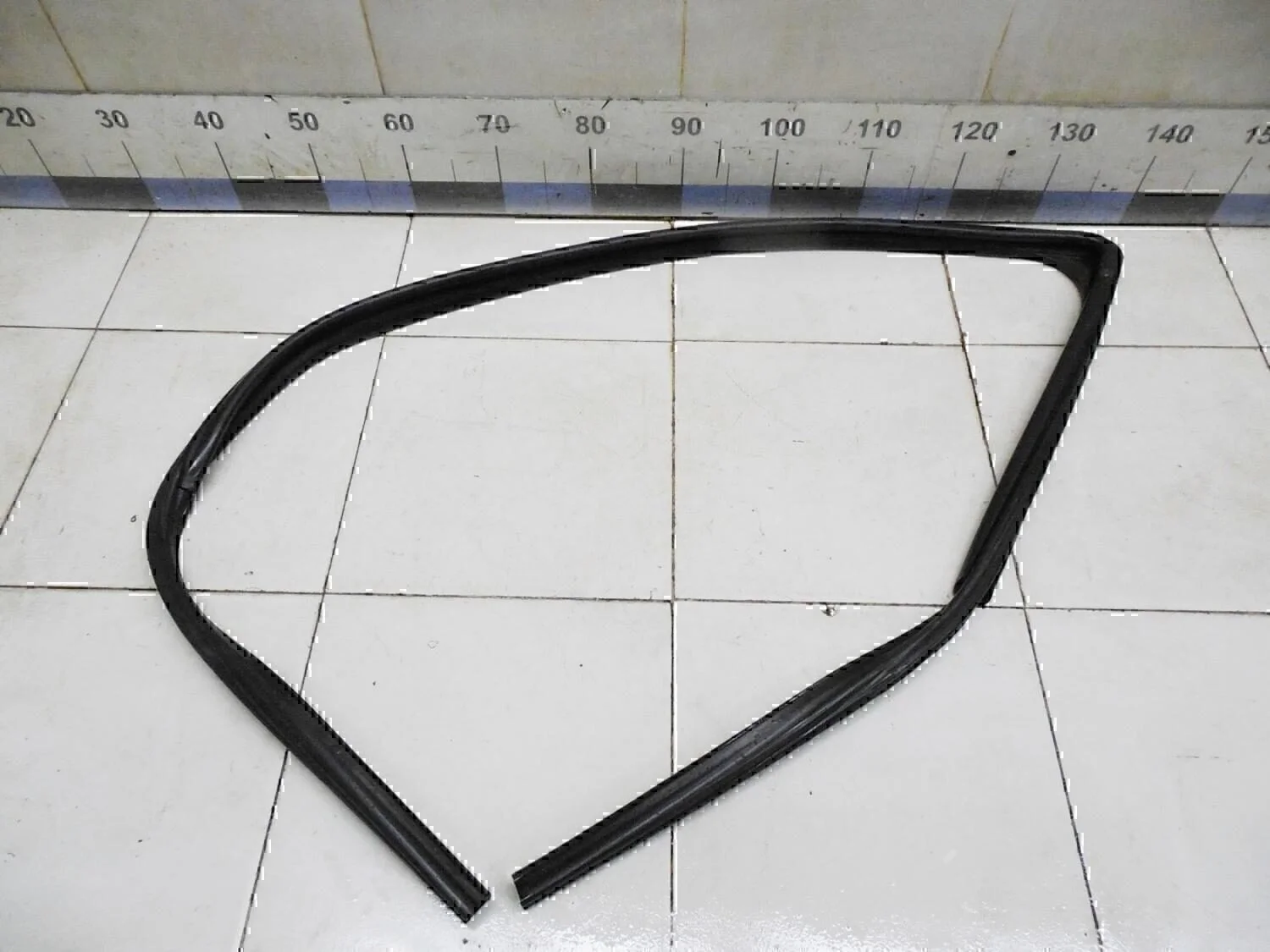 Уплотнитель стекла двери Logan 2005-2014