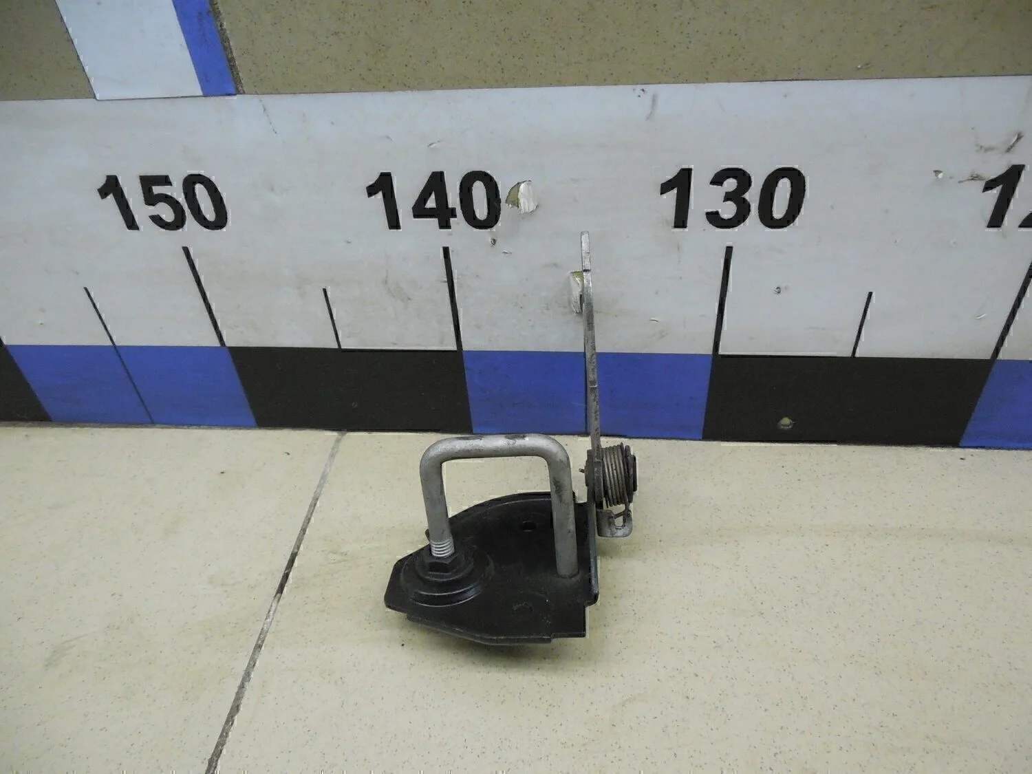 Крючок капота 5-серия F10/F11 2009>