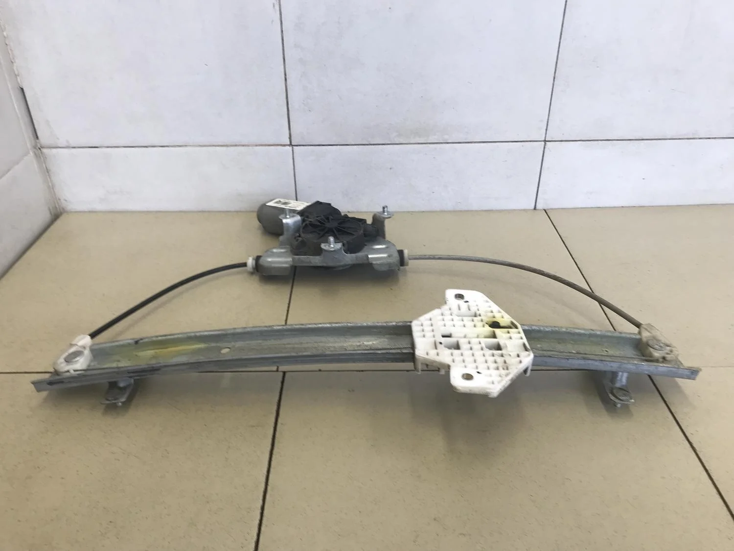 Стеклоподъемник электр. задний правый Solaris 2010-2017