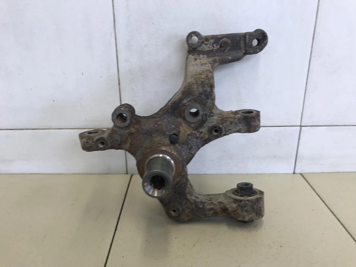 Кулак поворотный задний правый Touran 2003-2010