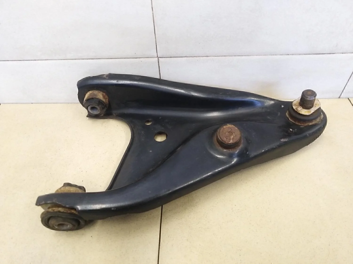 Рычаг передний правый Lada Largus 2011>