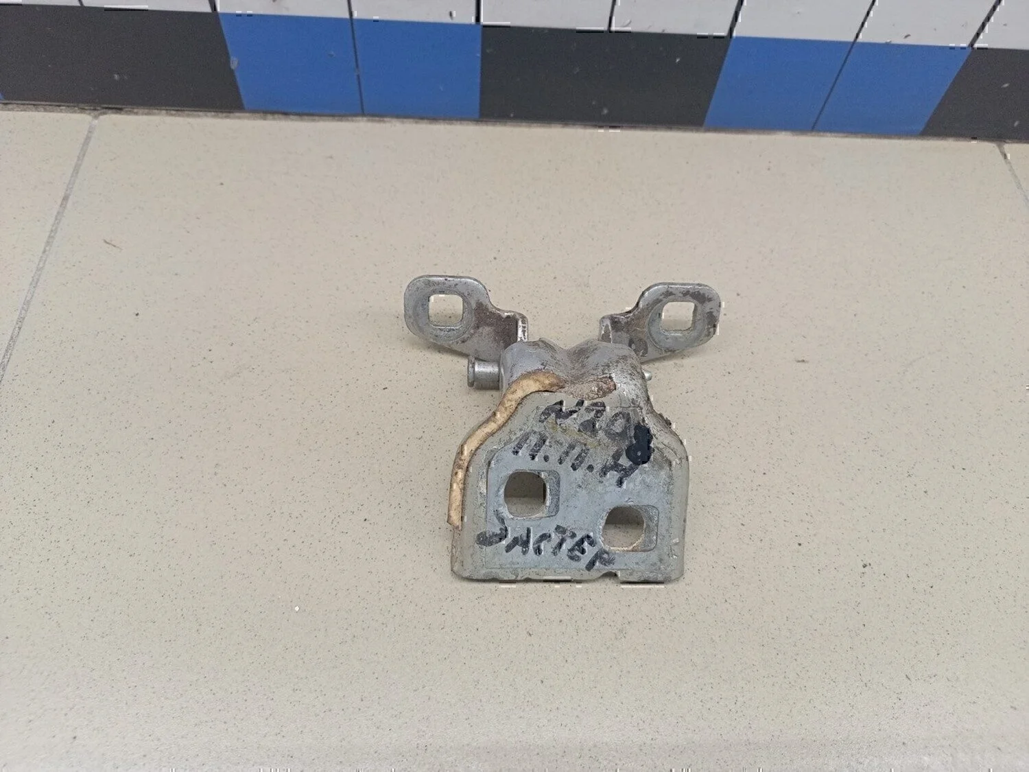 Петля двери Duster 2012>