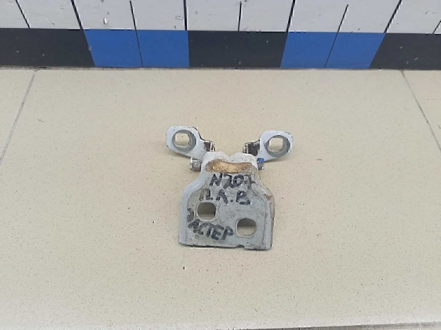 Петля двери Duster 2012>