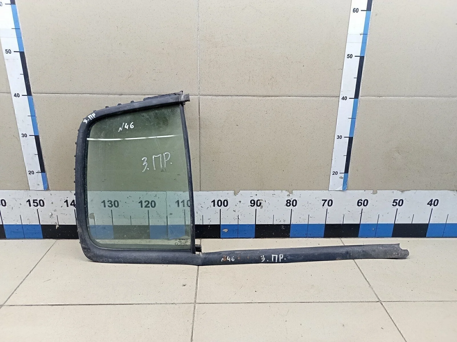Стекло двери задней правой (форточка) Clio/Symbol 1998-2008