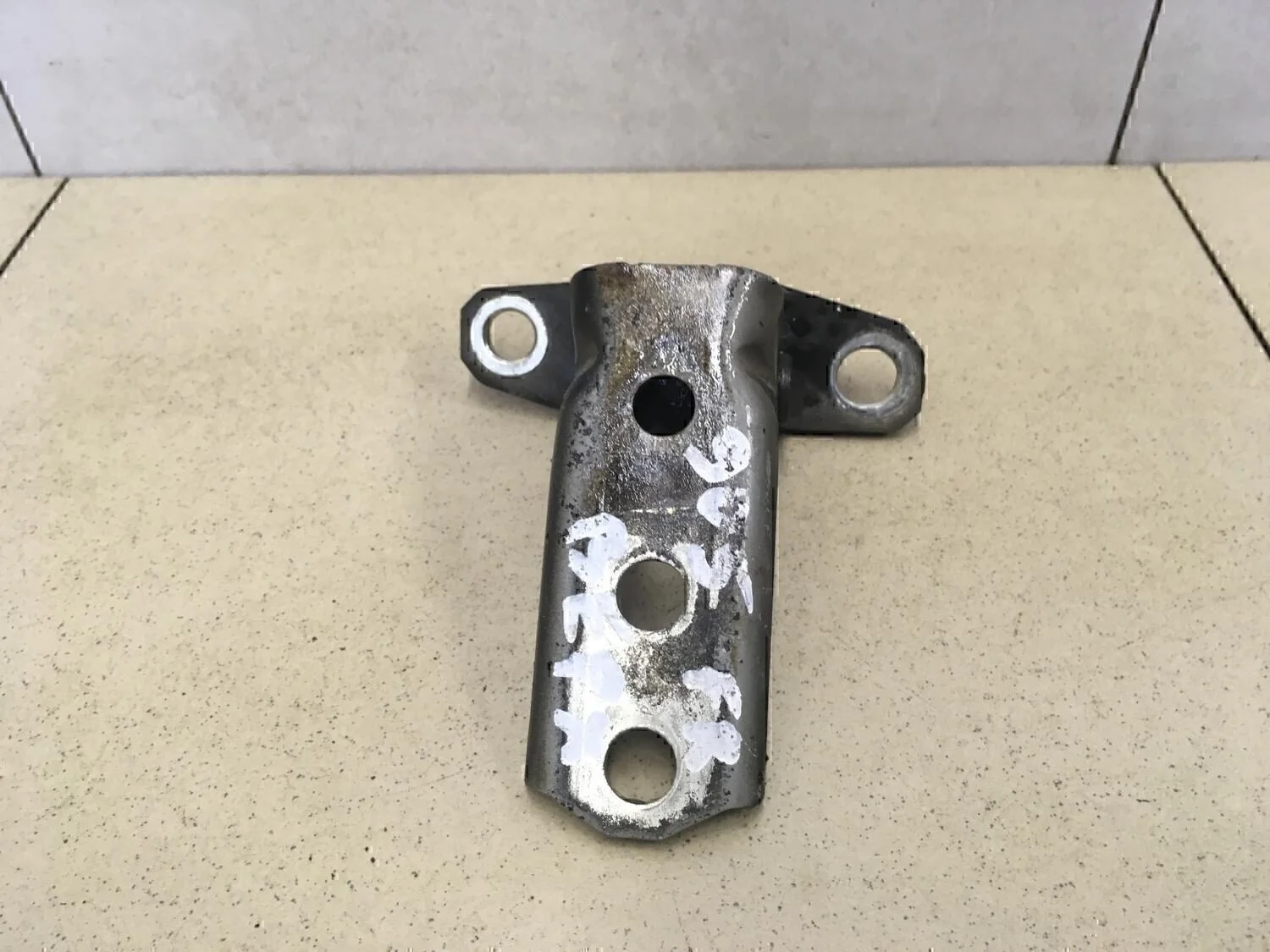 Петля двери L200 (KB) 2006-2016