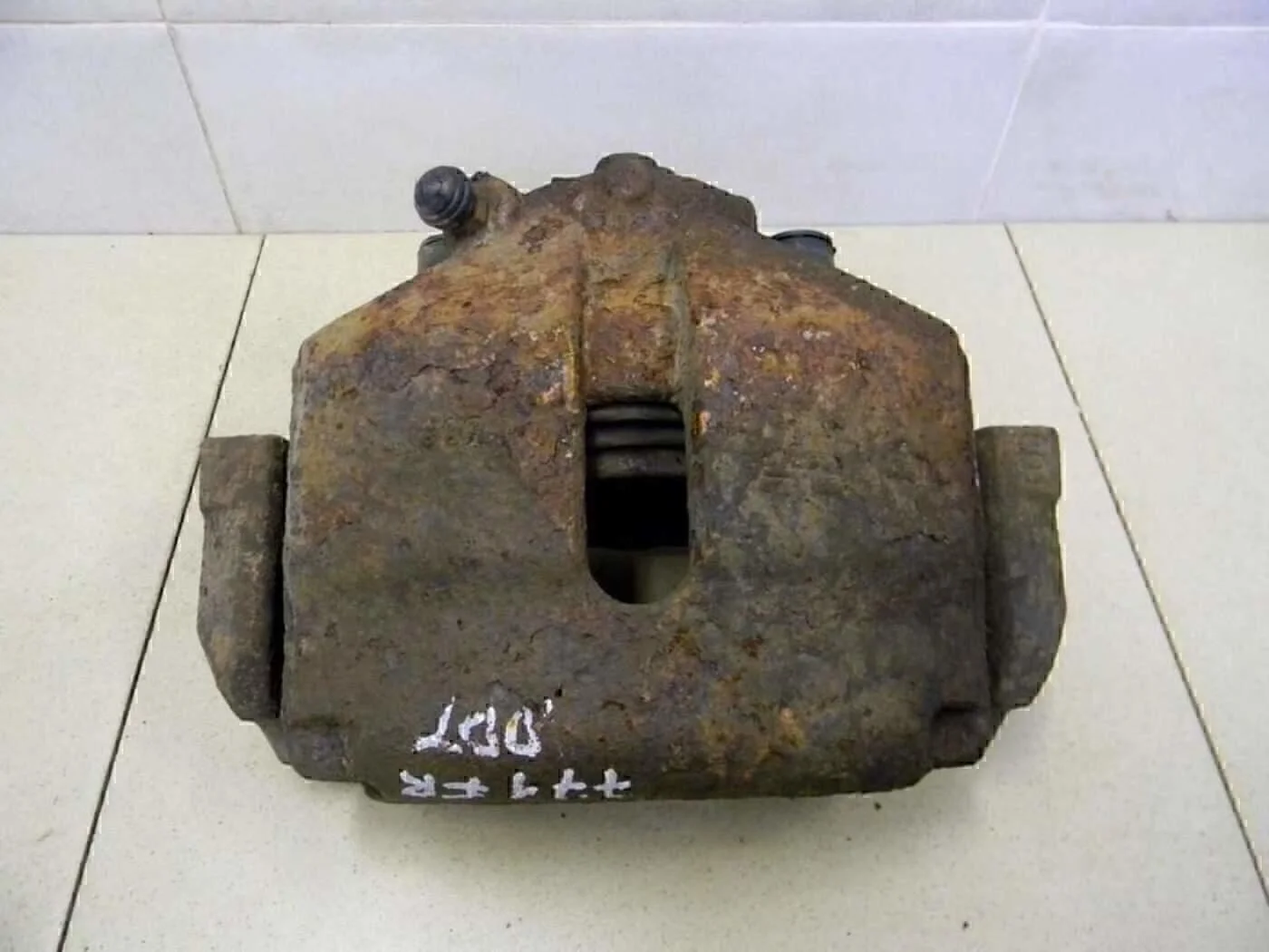 Суппорт передний правый Passat [B6] 2005-2010