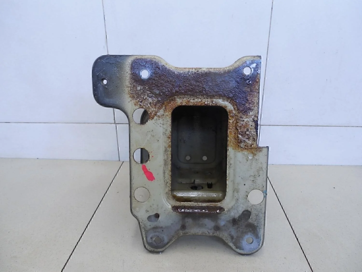 Кронштейн усилителя переднего бампера правый Captiva (C100) 2006-2010