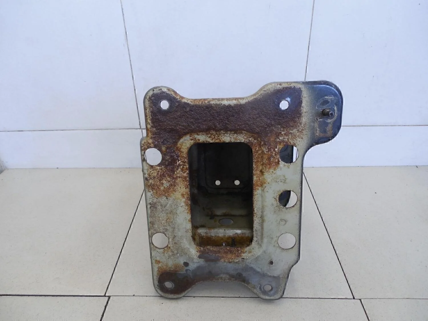 Кронштейн усилителя переднего бампера левый Captiva (C100) 2006-2010