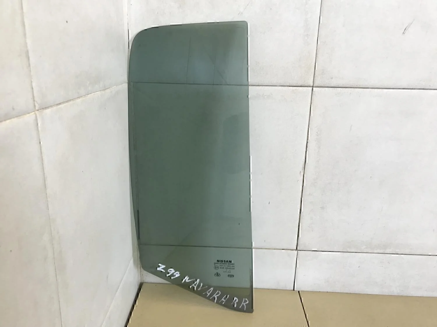 Стекло двери задней правой (форточка) Navara (D40) 2005-2015