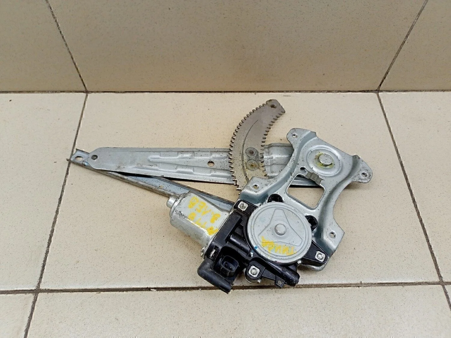 Стеклоподъемник электр. задний левый Tiida (C11) 2007-2014